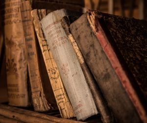 old-books-geeb70e86b_1920